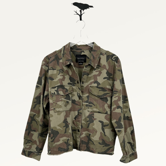 Sanctuary Green Camouflage Snap Front Raw Hem Jacket Shacket Size Large - Picture 10 of 10